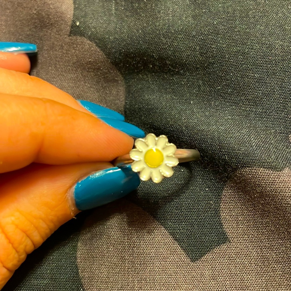 Cute adjustable flower daisy ring.